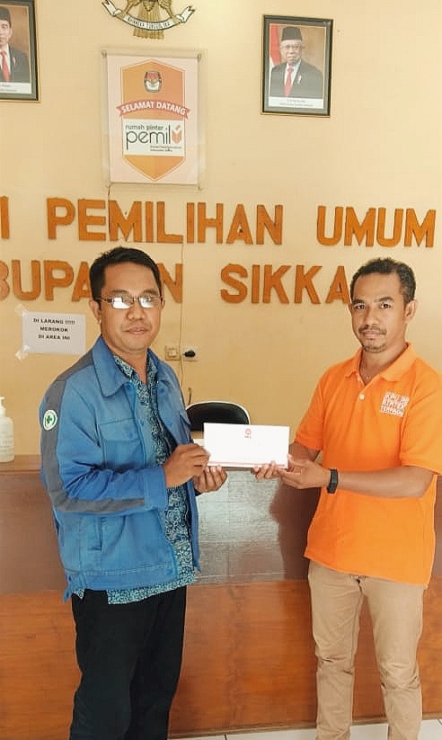 Penyerahan SK Kepengurusan oleh Sekretaris DPC PKS Kabupaten Sikka (18-06-2021)